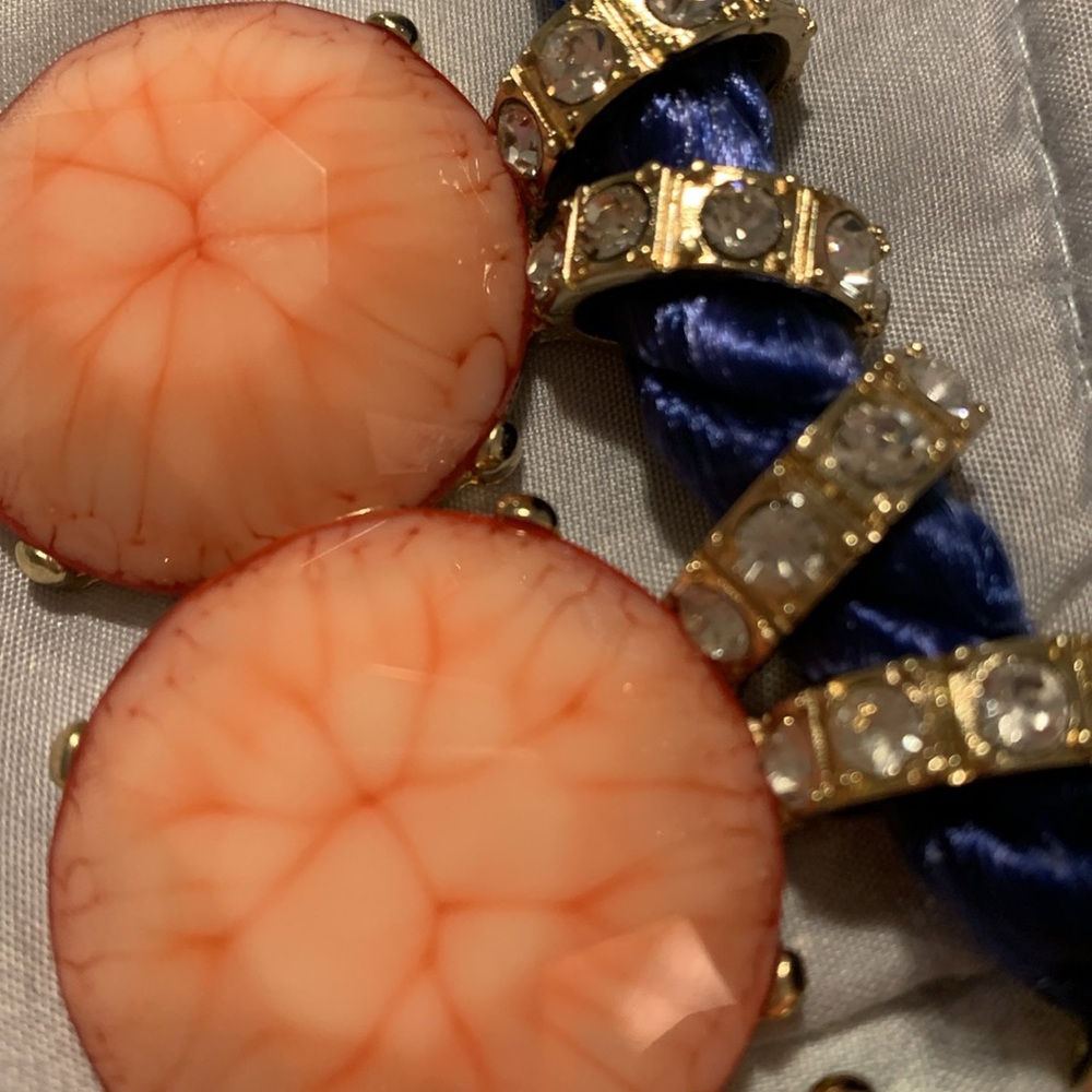 Necklace eye catching and unique peach coral colored and blue and goldtone - Picture 3 of 6